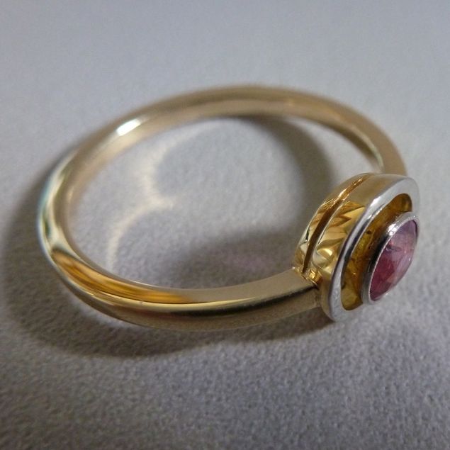 Bicolor gouden ring met robijn